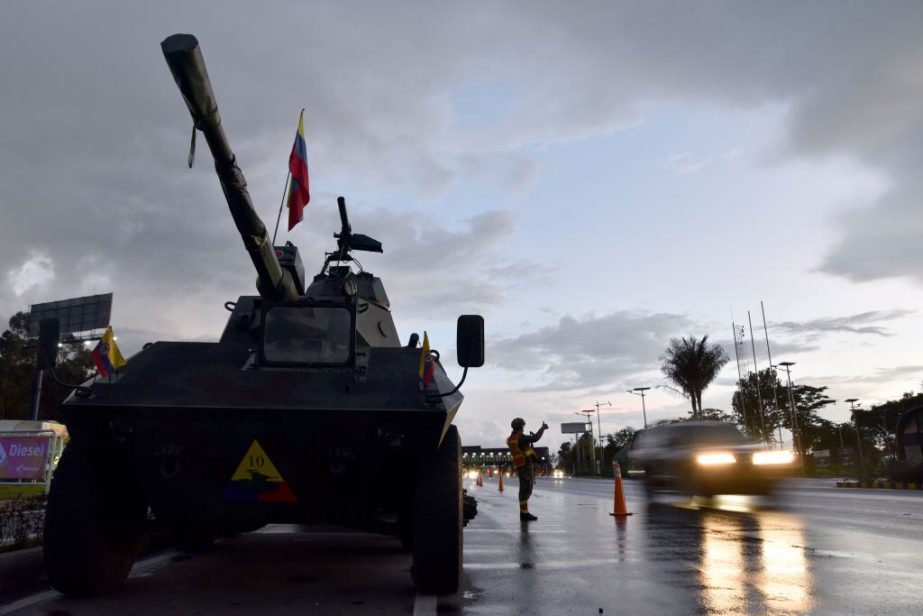 Tanque del ejército colombiano vigila las calles de Bogotá ante las protestas