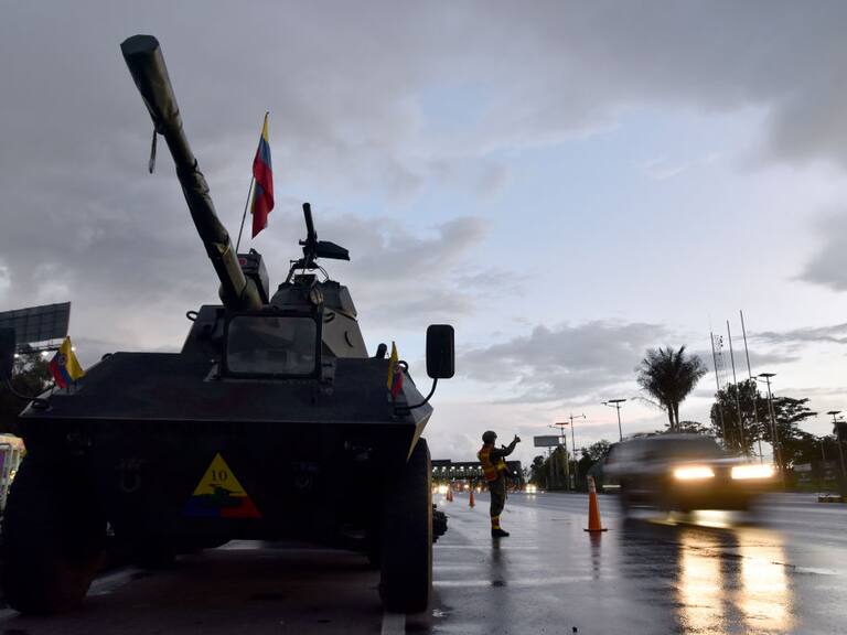 Tanque del ejército colombiano vigila las calles de Bogotá ante las protestas
