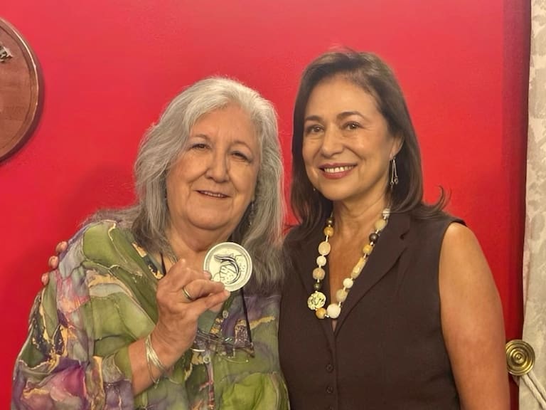 Entregan Orden al Mérito Artístico y Cultural Pablo Neruda a la actriz Ana Reeves