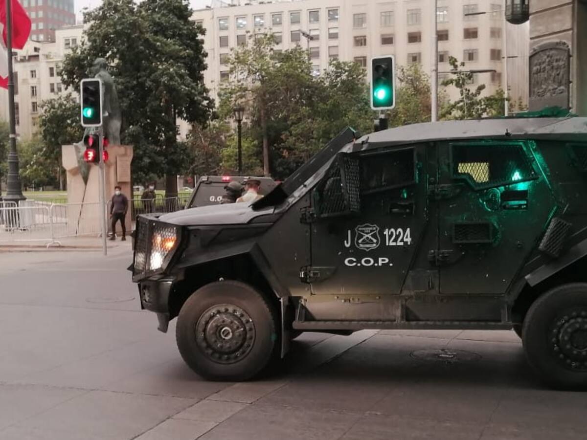 GOPE de Carabineros realizó operativo por presunto paquete sospechoso en las cercanías de La Moneda
