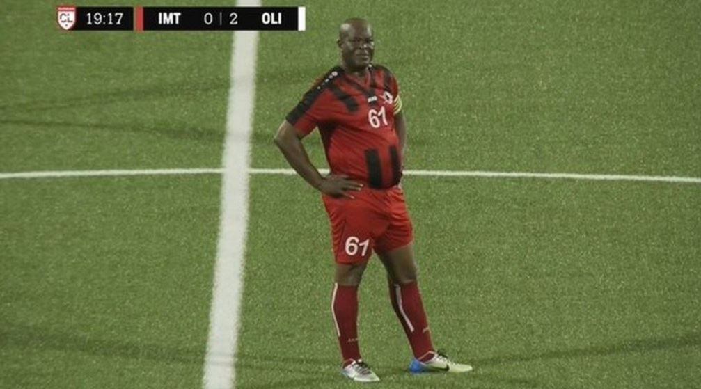 Ronnie Brunswijk debutó a los 60 años en la Liga de Concacaf