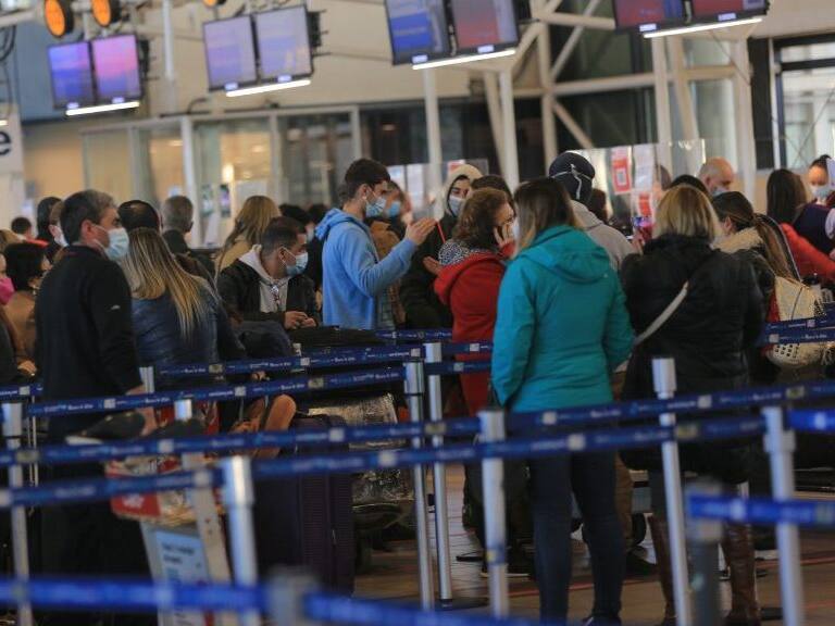 14 Septiembre de 2021 / PUDAHUELFlujo de pasajeros en el aeropuerto Arturo Merino Benítez previo a las Fiestas Patrias
FOTO: DIEGO MARTIN / AGENCIAUNO