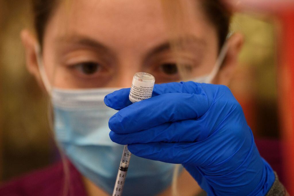 Trabajadora de la salud prepara una vacuna de Pfizer en Los Angeles