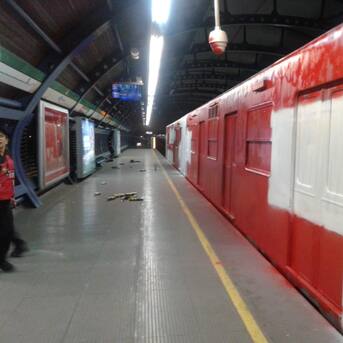 Más de 40 personas vandalizan el Metro en estación San Joaquín: estaban encapuchados y rayaron cámaras de seguridad