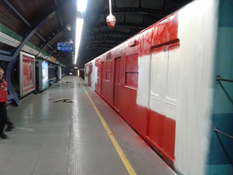 Más de 40 personas vandalizan el Metro en estación San Joaquín: estaban encapuchados y rayaron cámaras de seguridad