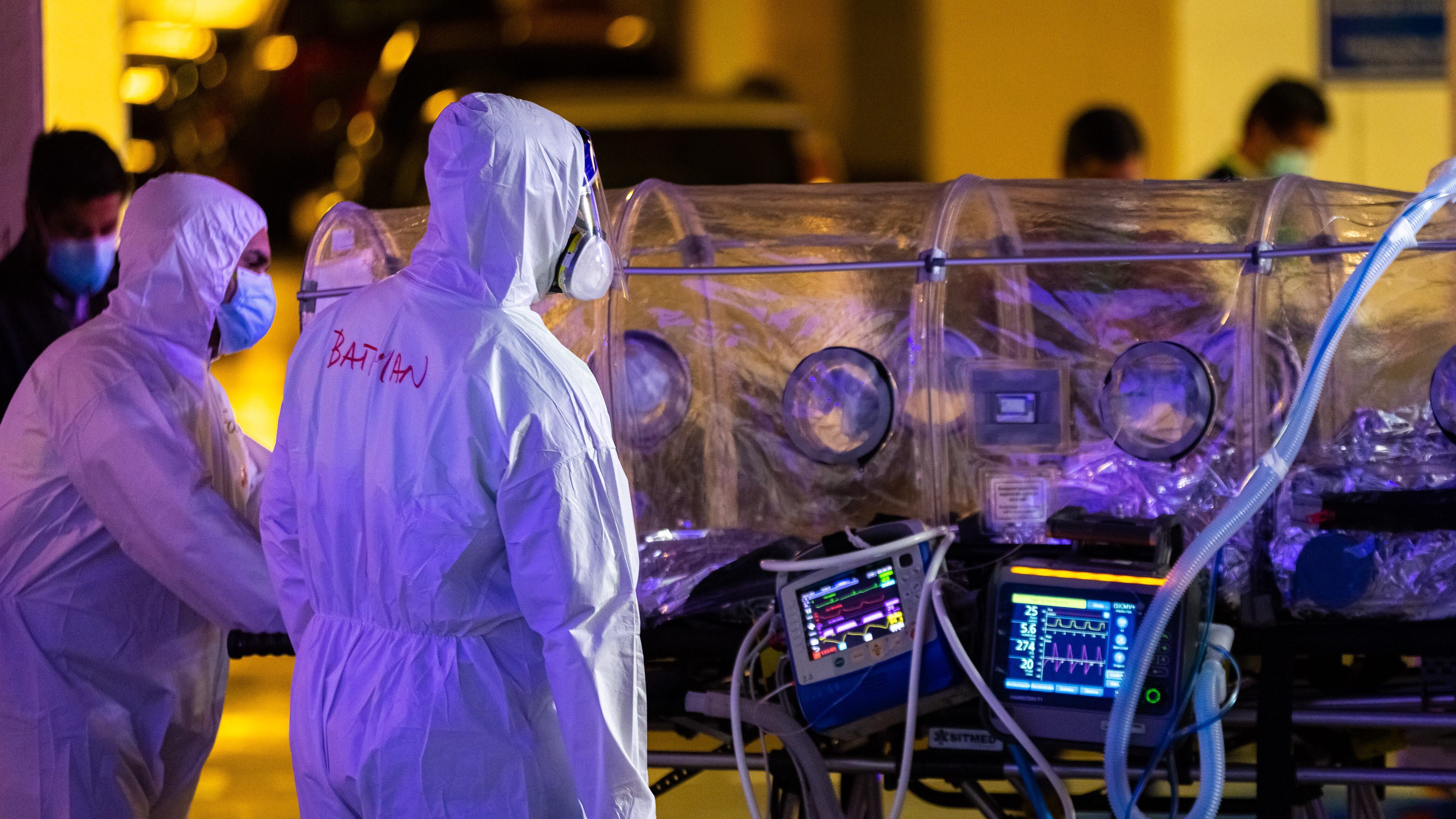 28 de Enero de 2021 / PUERTO MONTTPersonal del SAMU y equipo medico traslada en cápsulas a cuatro pacientes en estado critico por Covid-19, desde el Hospital Regional Puerto Montt hacia la Base Aérea de la Fach, en donde un avión C-130 Hercules los llevara en dirección a Santiago
FOTO: FELIPE CONSTANZO / AGENCIA UNO