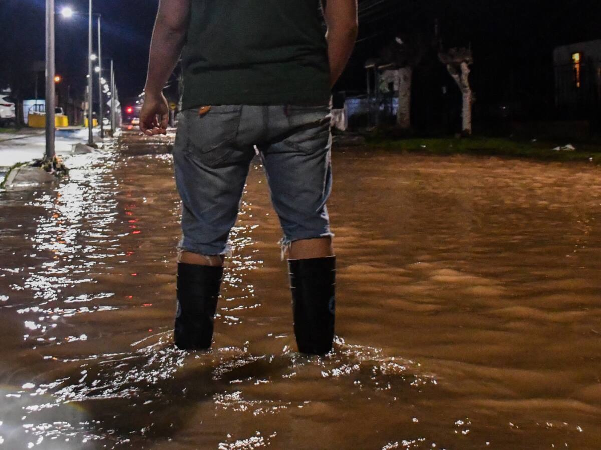 El angustiante relato de vecinos inundados por lluvias en Puente Alto: “En menos de un minuto ya teníamos 50 centímetros de agua en la casa”