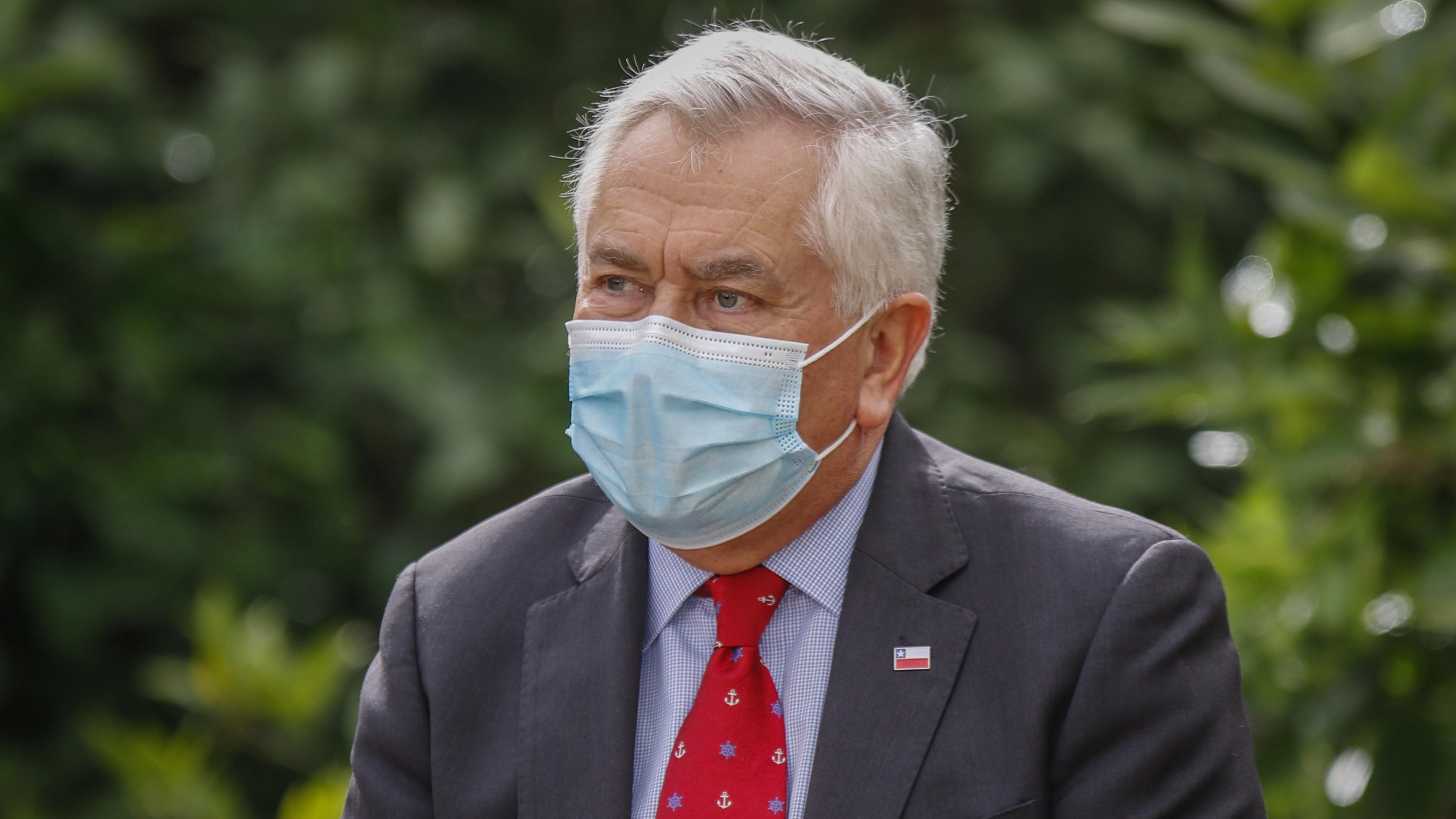 Ministro de Salud, Enrique Paris, sobre antivacunas e "influencers positivos y negativos"