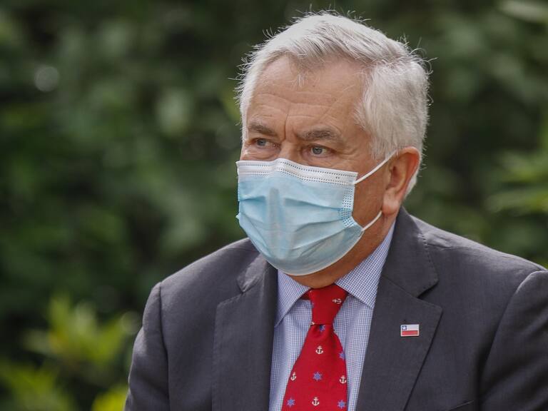 Ministro de Salud, Enrique Paris, sobre antivacunas e "influencers positivos y negativos"