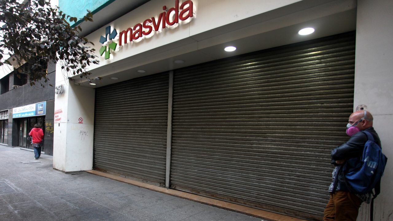 03 de ABRIL 2020/ SANTIAGO
Fachada de Isapre Masvida mientras una persona espera a las afueras, ubicada en calle morande, que generaron polémica por alza de Isapres y que el Mandatario anuncio que el aumento en precios de los planes se postergará hasta noviembre debido a la contingencia que se vive por coronavirus, Santiago.

FOTO: AILEN DÍAZ/AGENCIAUNO