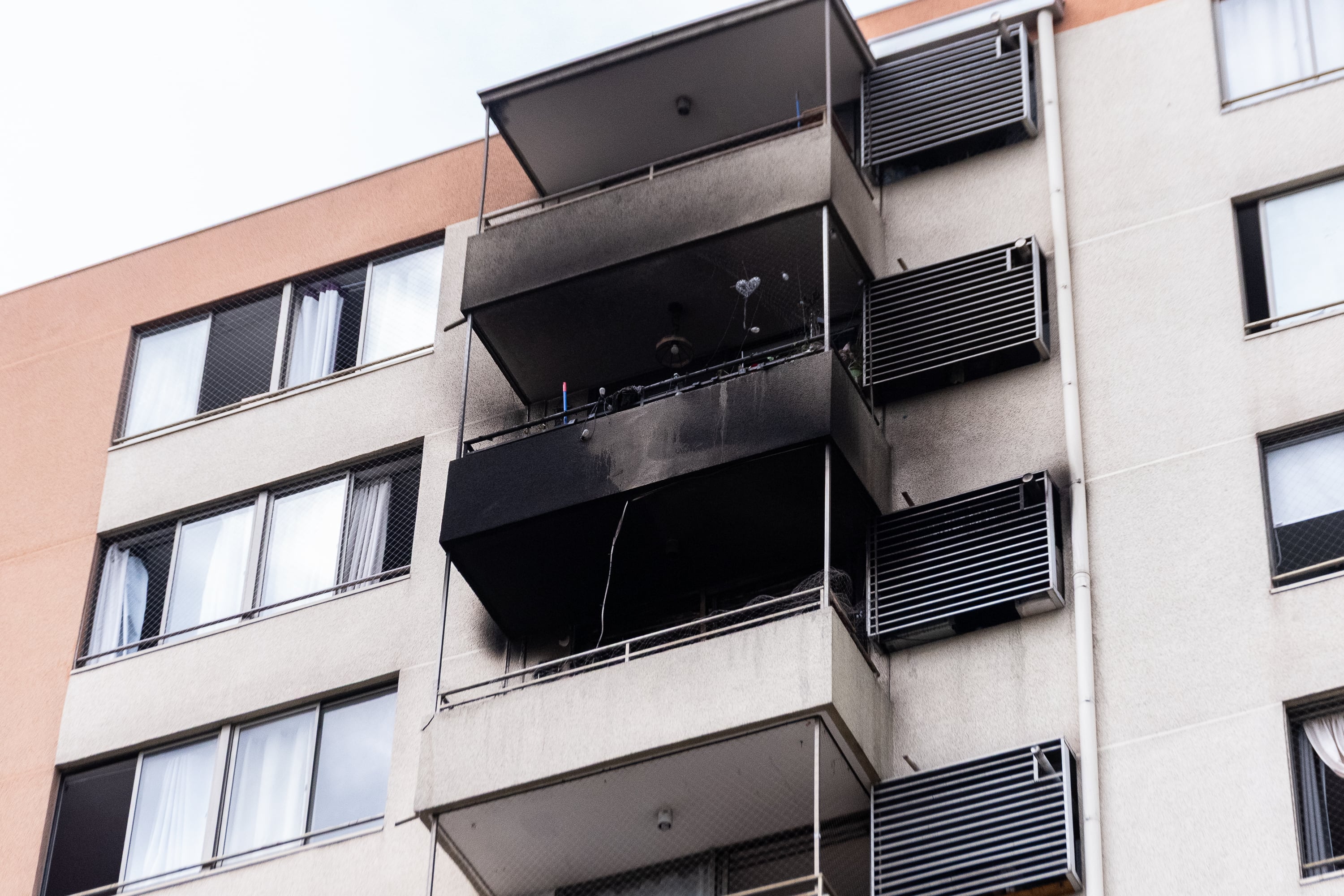 04 DE OCTUBRE DEL 2026 / SAN MIGUEL
Un hombre fallece al interior de un departamento tras registrarse un incendio en un inmueble ubicado en el sector de avenida Salesianos, en la comuna de San Miguel. Según los antecedentes preliminares, el hecho se habría originado luego de que el hombre amenazara con incendiar el departamento familiar, mientras su cónyuge y sus dos hijas lograron salir del inmueble. Posteriormente, el sujeto habría iniciado el fuego y permanecido en el interior, falleciendo en el lugar. El caso es investigado para esclarecer las circunstancias del hecho.
FOTO: VICTOR HUENANTE / AGENCIAUNO