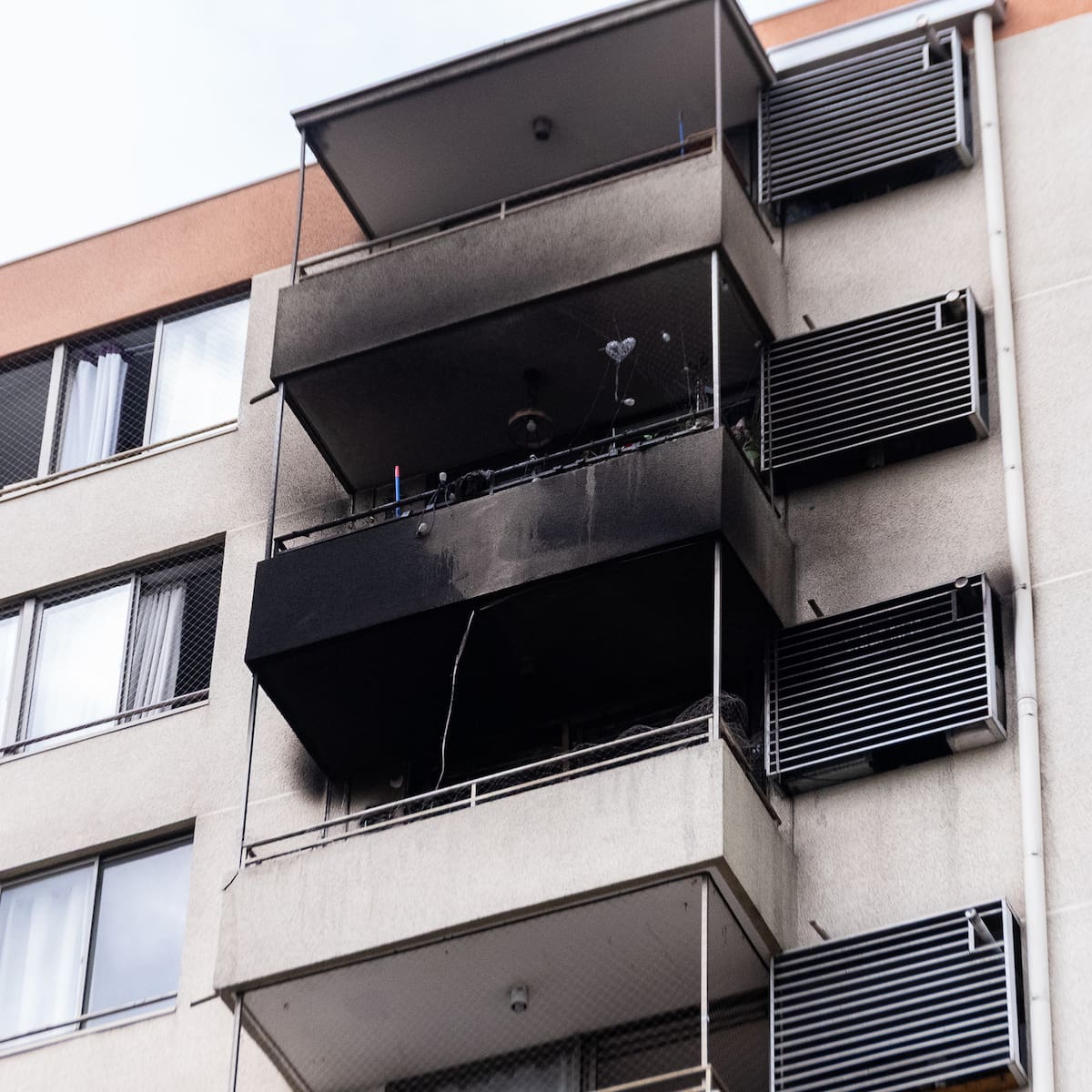 Amenazó a su familia, se encerró y comenzó el fuego: hombre muere en departamento de San Miguel