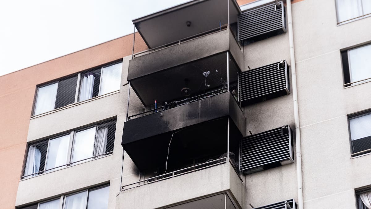 Amenazó a su familia, se encerró y comenzó el fuego: hombre muere en departamento de San Miguel