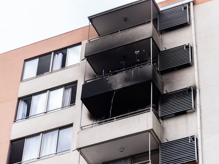 04 DE OCTUBRE DEL 2026 / SAN MIGUEL
Un hombre fallece al interior de un departamento tras registrarse un incendio en un inmueble ubicado en el sector de avenida Salesianos, en la comuna de San Miguel. Según los antecedentes preliminares, el hecho se habría originado luego de que el hombre amenazara con incendiar el departamento familiar, mientras su cónyuge y sus dos hijas lograron salir del inmueble. Posteriormente, el sujeto habría iniciado el fuego y permanecido en el interior, falleciendo en el lugar. El caso es investigado para esclarecer las circunstancias del hecho.
FOTO: VICTOR HUENANTE / AGENCIAUNO