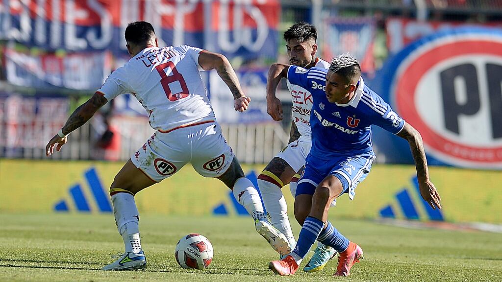 La U recibe multa por demoras de sus pasapelotas en la victoria ante Unión Española
