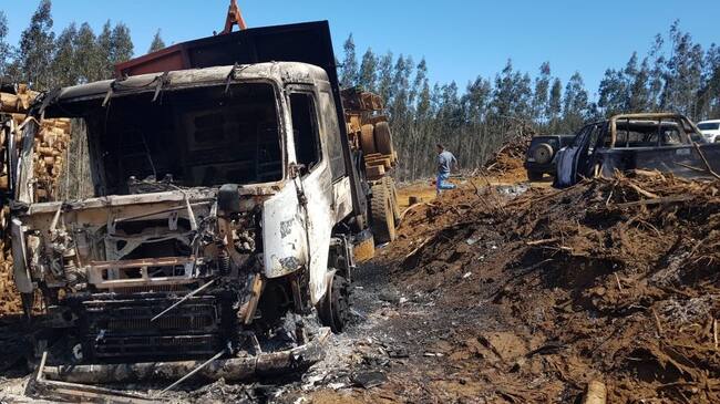 02 DE NOVIEMBRE 2020/ CARTAGENAAtaque incendiario se registró en la comuna de Contulmo, Región del Biobío, un grupo de desconocidos quemó siete máquinas pertenecientes a la empresa forestal Buchoco.
FOTO: PAOLA SANTIBAÑEZ / AGENCIAUNO