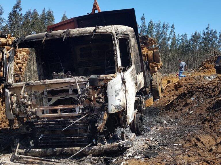 02 DE NOVIEMBRE 2020/ CARTAGENAAtaque incendiario se registró en la comuna de Contulmo, Región del Biobío, un grupo de desconocidos quemó siete máquinas pertenecientes a la empresa forestal Buchoco.
FOTO: PAOLA SANTIBAÑEZ / AGENCIAUNO