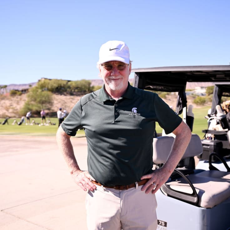 Famoso actor de “Field of Dreams” y “West Wing” es acusado formalmente de abuso sexual contra una menor