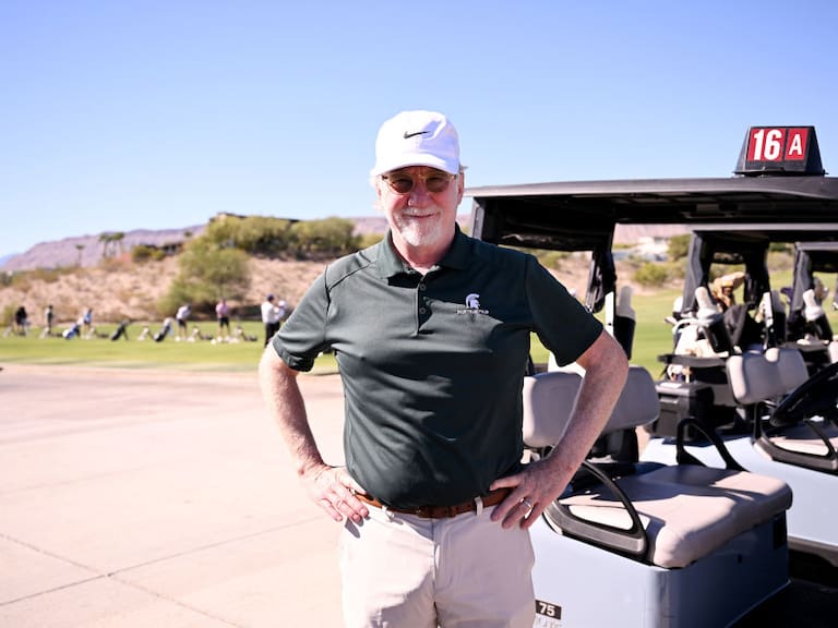 Famoso actor de “Field of Dreams” y “West Wing” es acusado formalmente de abuso sexual contra una menor