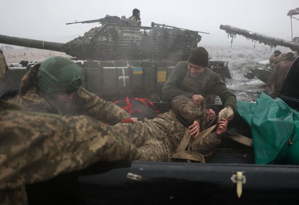 Unos soldados de Ucrania practican la evacuación de un herido desde un tanque en las cercanías del frente de batalla en la región de Donetsk.