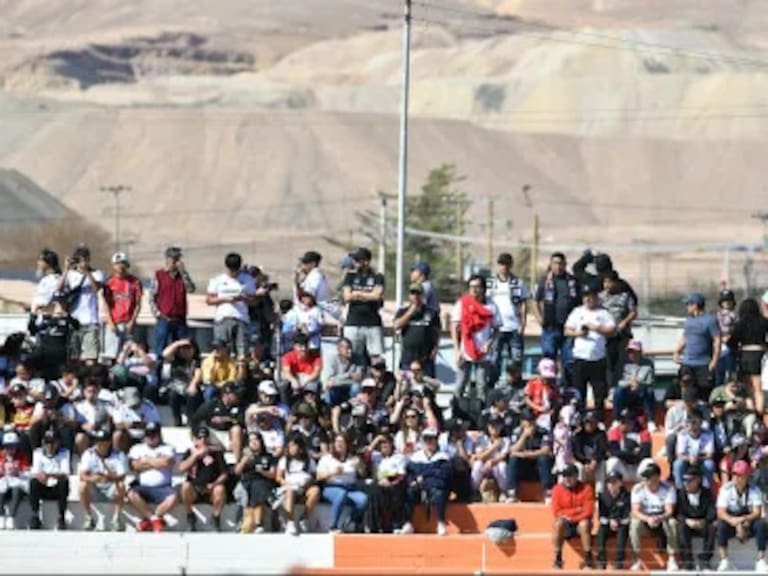 Fueron hasta El Salvador a causar desmanes: hinchas de Colo Colo se enfrentaron a Carabineros afuera del Estadio El Cobre