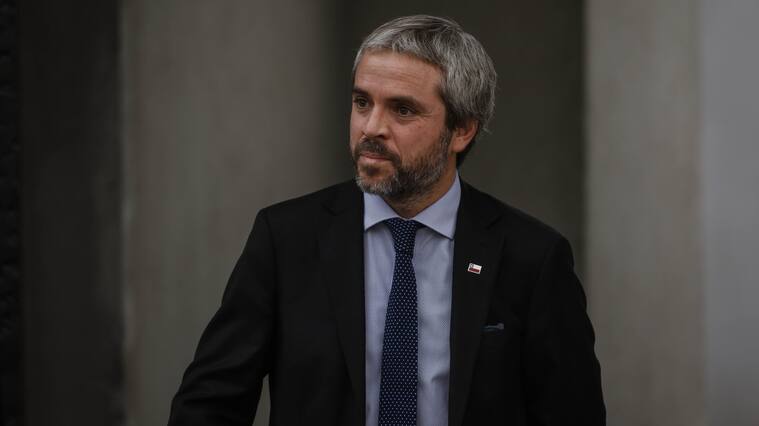 9 de marzo del 2020/SANTIAGOEl ministro del Interior, Gonzalo Blumel, se dirigirse a su despacho, en el Palacio de la Moneda.
FOTO: SEBASTIAN BELTRAN GAETE/AGENCIAUNO