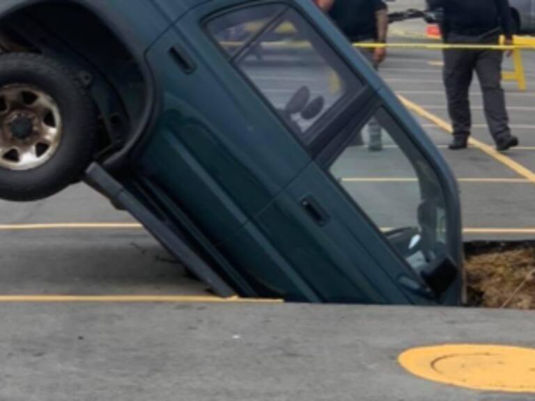 Mujer cayó a un socavón dentro de su auto