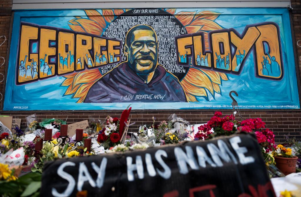 Un memorial en el lugar donde falleció George Floyd en Minneapolis
