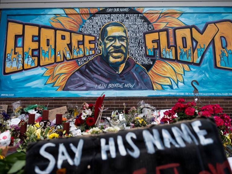 Un memorial en el lugar donde falleció George Floyd en Minneapolis