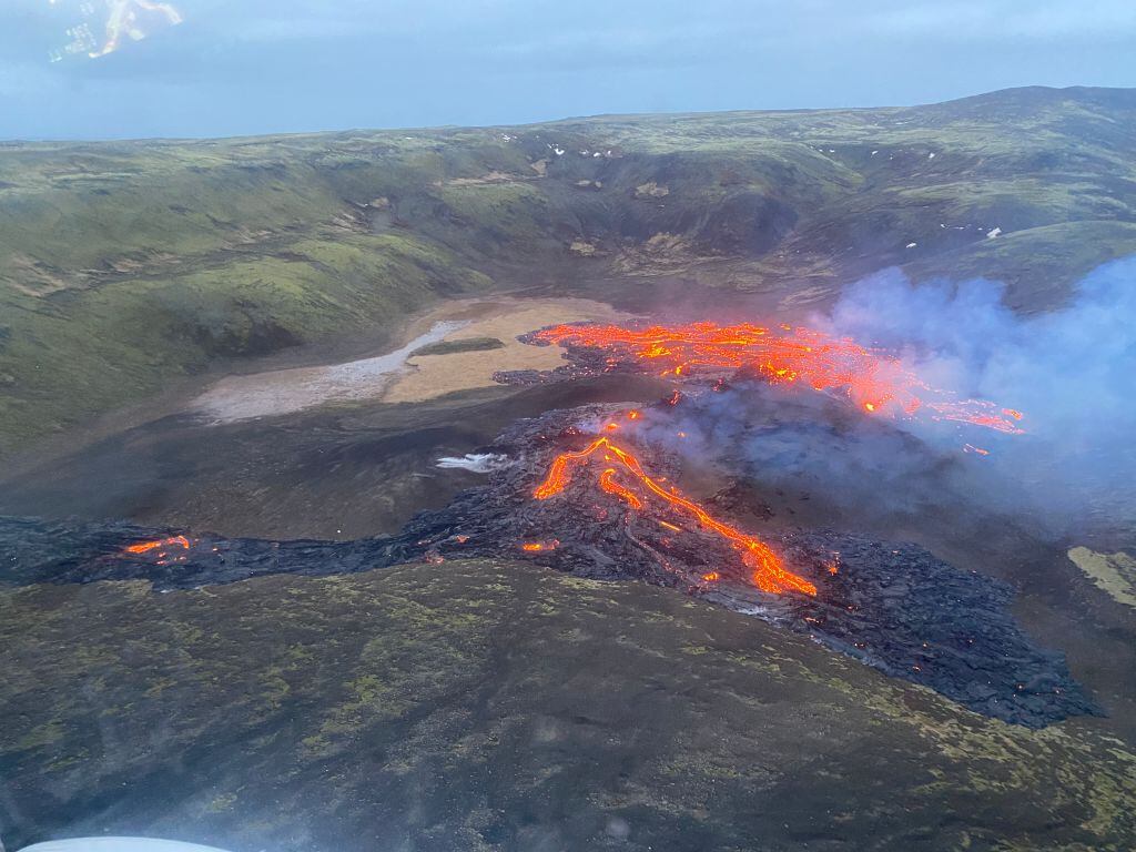 La guardia costera islandesa captó la lava que emana de un volcán
