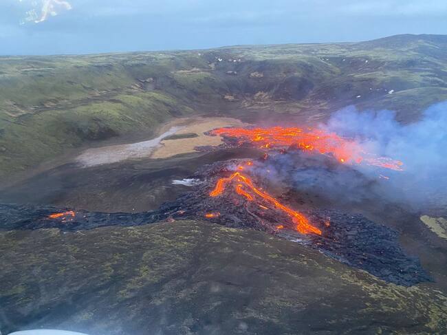 La guardia costera islandesa captó la lava que emana de un volcán