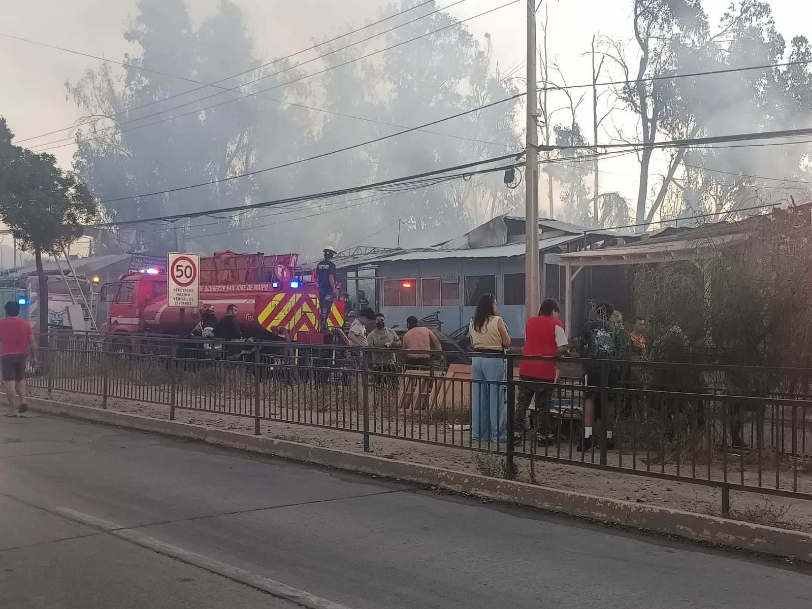 Violento incendio forestal alcanza viviendas en la comuna de Puente Alto