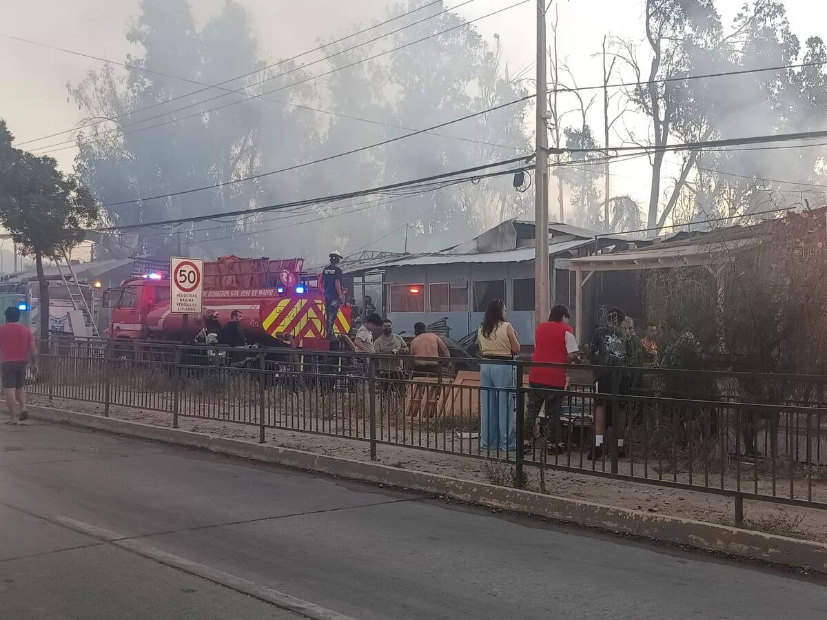 Violento incendio forestal alcanza viviendas en la comuna de Puente Alto