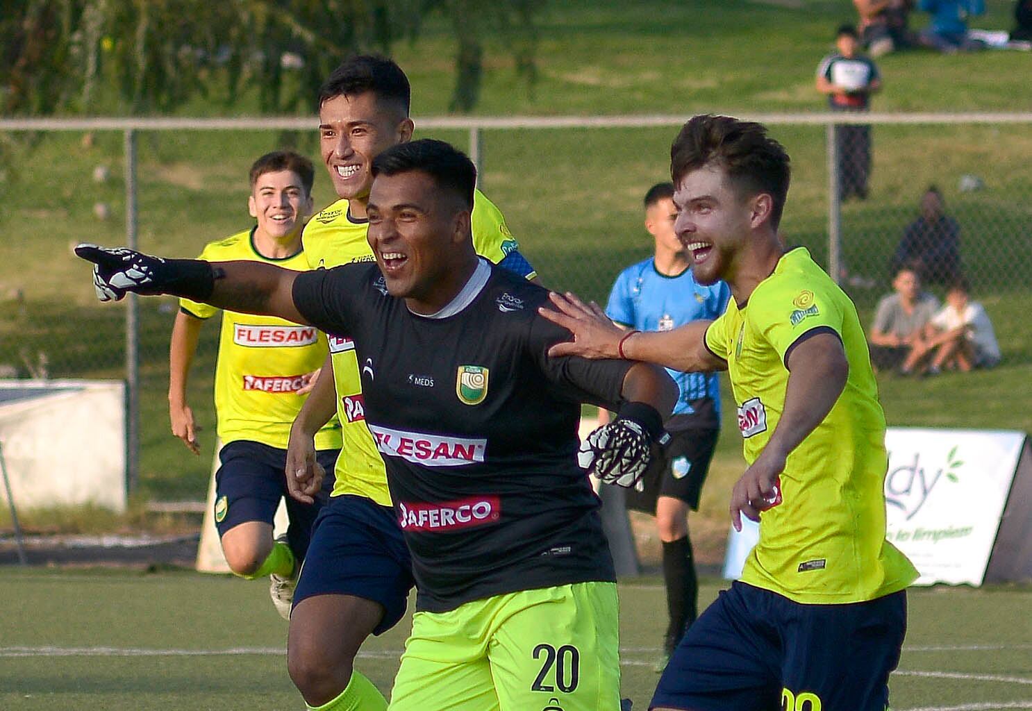 Julio Borquez, arquero de Colina, sorprende con golazo de tiro libre: video