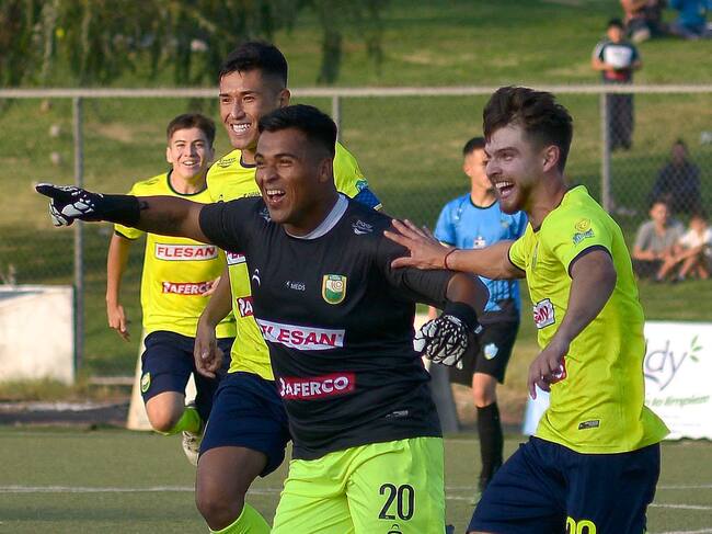 Julio Borquez, arquero de Colina, sorprende con golazo de tiro libre: video