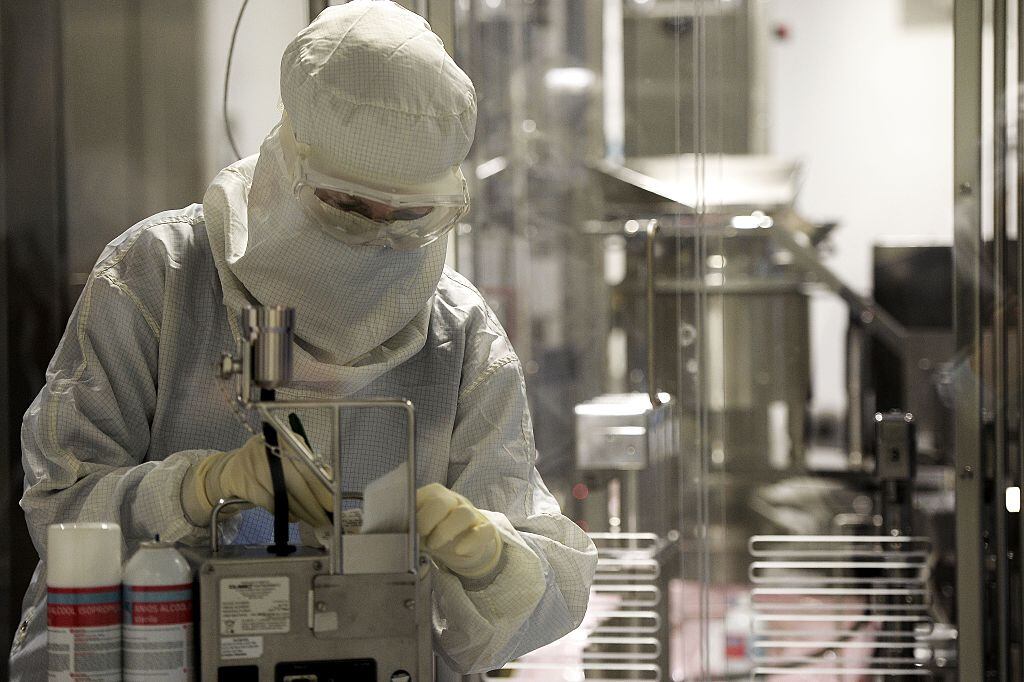 Un trabajador de la compañía farmacéutica Eli Lilly