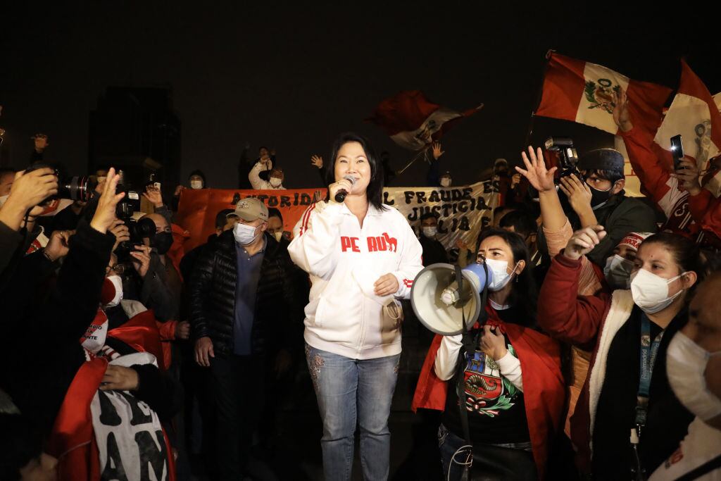 La ultraderechista Keiko Fujimori habla ante sus seguidores en Lima