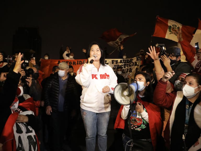 La ultraderechista Keiko Fujimori habla ante sus seguidores en Lima