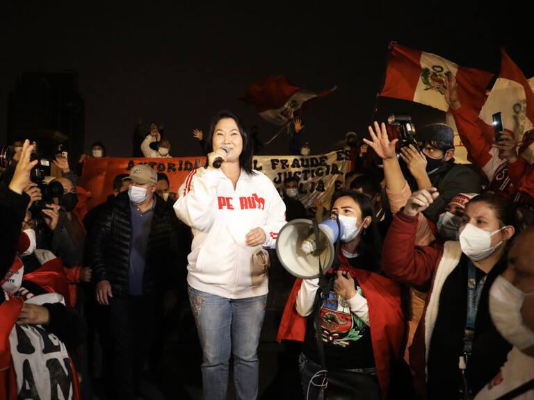 La ultraderechista Keiko Fujimori habla ante sus seguidores en Lima
