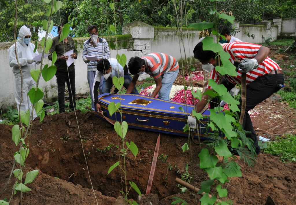 Un funeral en un cementerio de India