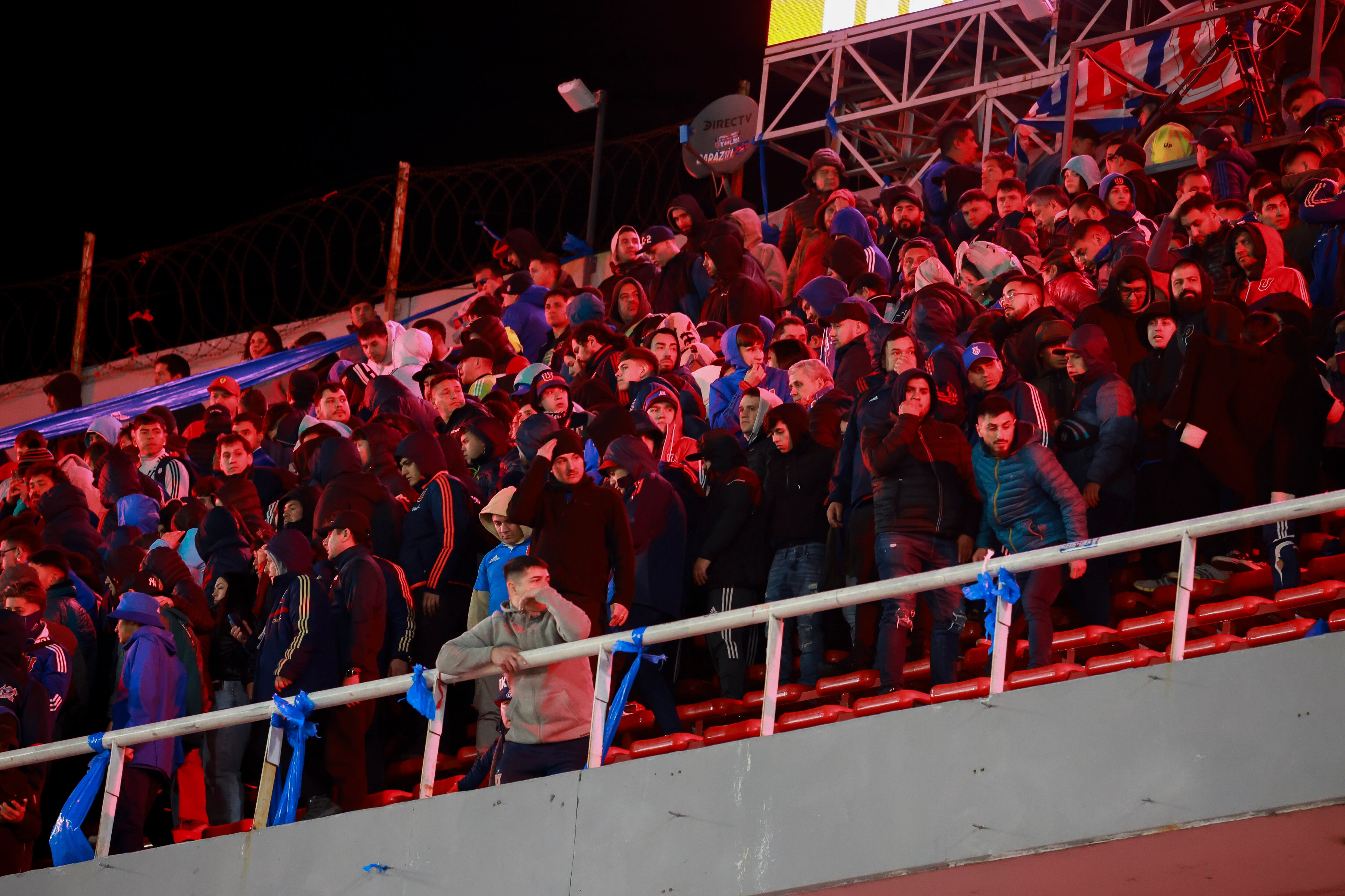 Hinchas de la Universidad de Chile en el Estadio de Independiente