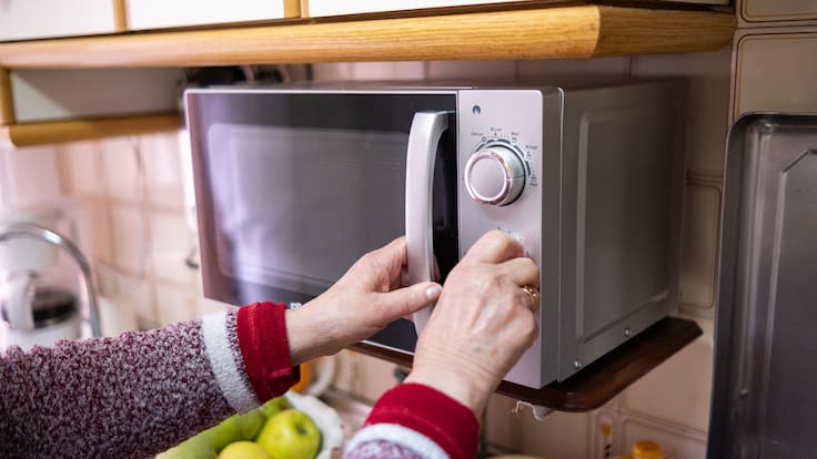 Estos son los mejores trucos caseros para limpiar el microondas (y que probablemente no conocías)