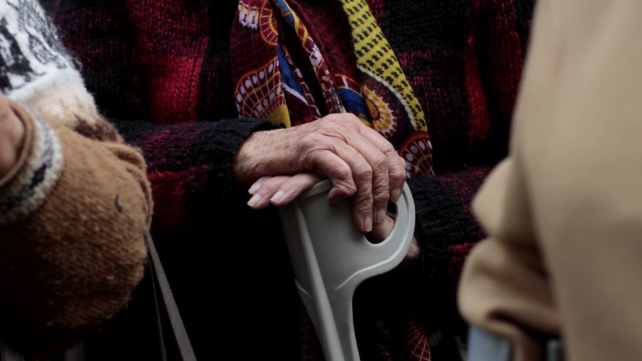 22 de Septiembre de 2015/SANTIAGO  El Servicio Nacional del Adulto Mayor (SENAMA) y por la Corporación Profesional de Alzheimer y otras demencias (COPRAD) realizaron una marcha del adulto mayor de distintas comunas  
por el paseo Bulnes  hasta la Contraloria de santiago por una mejora en la salud  dell Alzheimer  a adultos mayores.
FOTO:VICTOR PEREZ/AGENCIANO