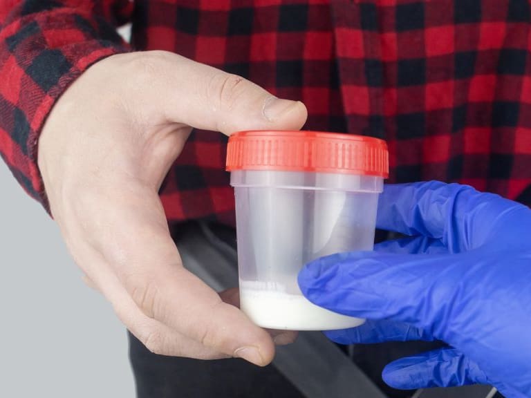 ¿Un tono inusual?: qué significa cada color del semen