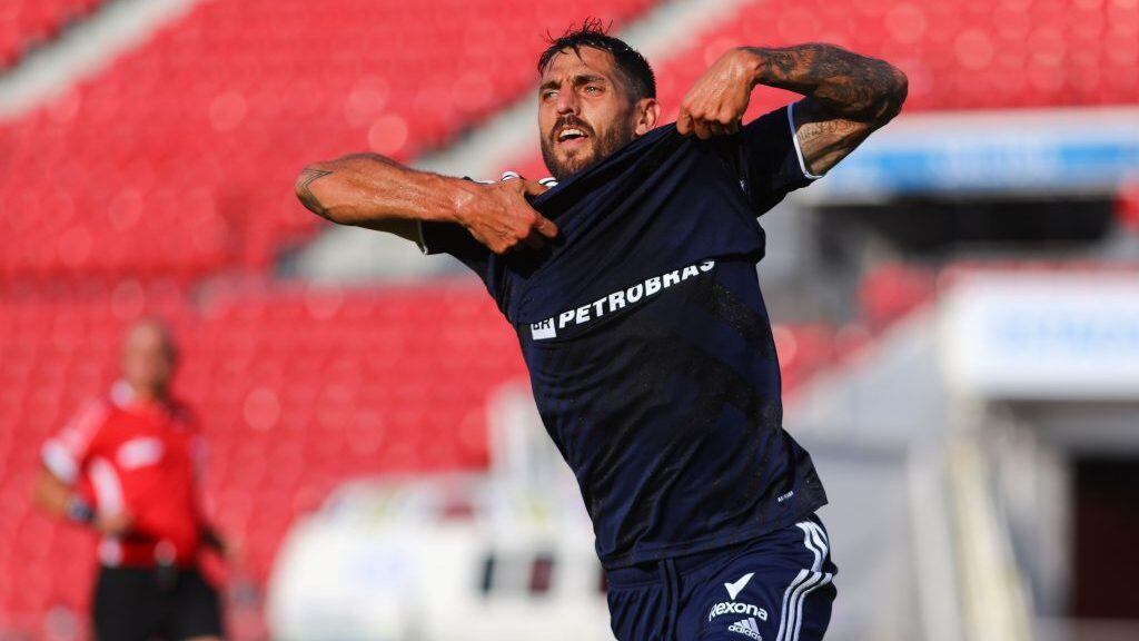 13 DE FEBRERO DE 2021/SANTIAGOEl jugador Joaquin Larrivey (c) marca el dos a cero frente a Deportes Antofagasta, celebra con una camiseta de Walter Montillo debajo de la suya, durante el partido valido por trigsima cuarta fecha del Campeonato Nacional AFP PlanVital 2020, entre Universidad de Chile y Deportes Antofagasta, disputado en el Estadio Nacional.
FOTO: SEBASTIAN ORIA/AGENCIAUNO