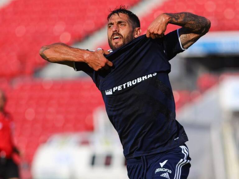 13 DE FEBRERO DE 2021/SANTIAGOEl jugador Joaquin Larrivey (c) marca el dos a cero frente a Deportes Antofagasta, celebra con una camiseta de Walter Montillo debajo de la suya, durante el partido valido por trigsima cuarta fecha del Campeonato Nacional AFP PlanVital 2020, entre Universidad de Chile y Deportes Antofagasta, disputado en el Estadio Nacional.
FOTO: SEBASTIAN ORIA/AGENCIAUNO