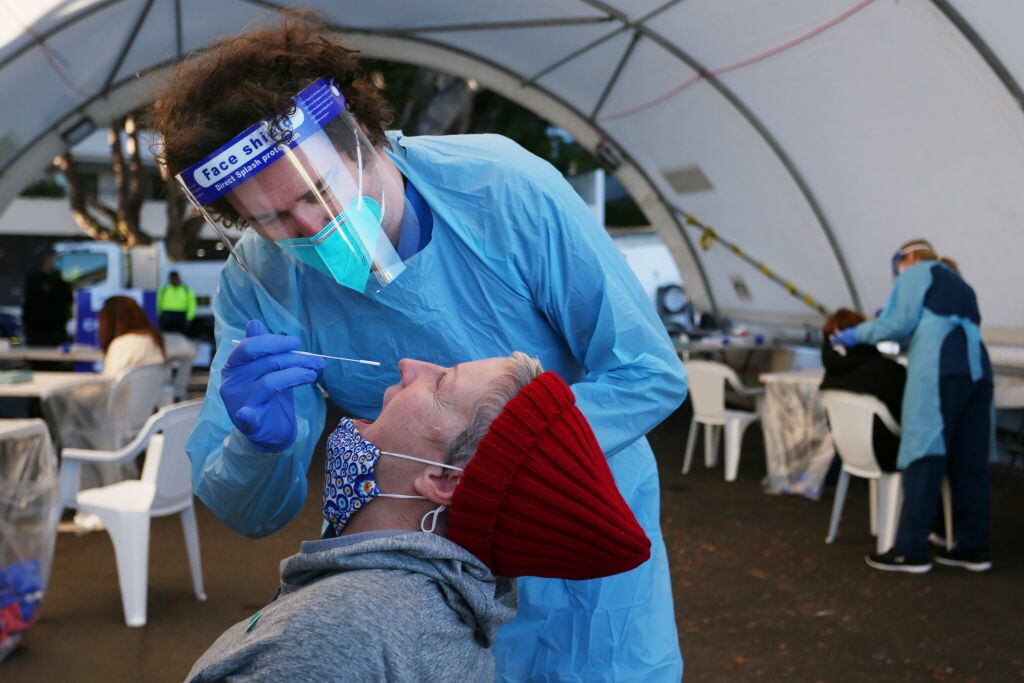 Enfermero realiza un test PCR para detectar el Covid-19 en Sídney