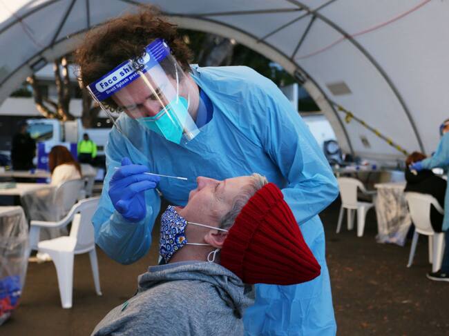 Enfermero realiza un test PCR para detectar el Covid-19 en Sídney