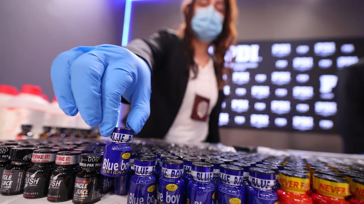 Desbaratan por primera vez en Chile un laboratorio de popper: tres detenidos y más de 100 envíos bajo investigación