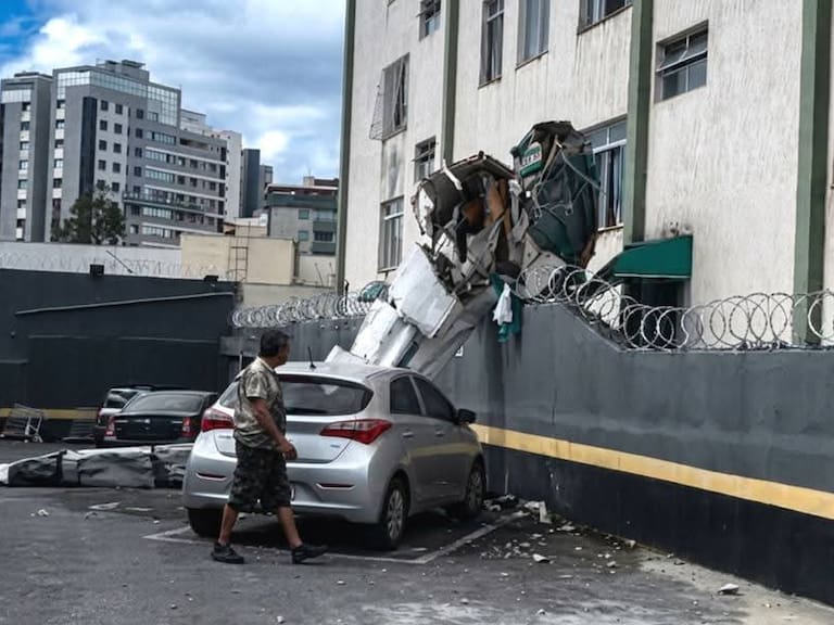 Avioneta se estrella contra edificio residencial en Brasil: dejó dos fallecidos y tres heridos